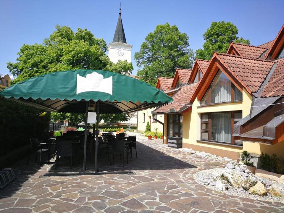 Hotel Mladost Lipany Extérieur photo